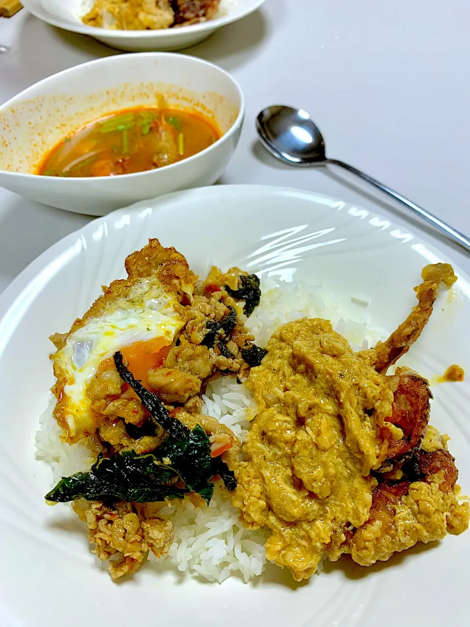 🇹🇭 food (tom yum soup, soft shell crab yellow curry, Thai basil pork)|gonbenさん