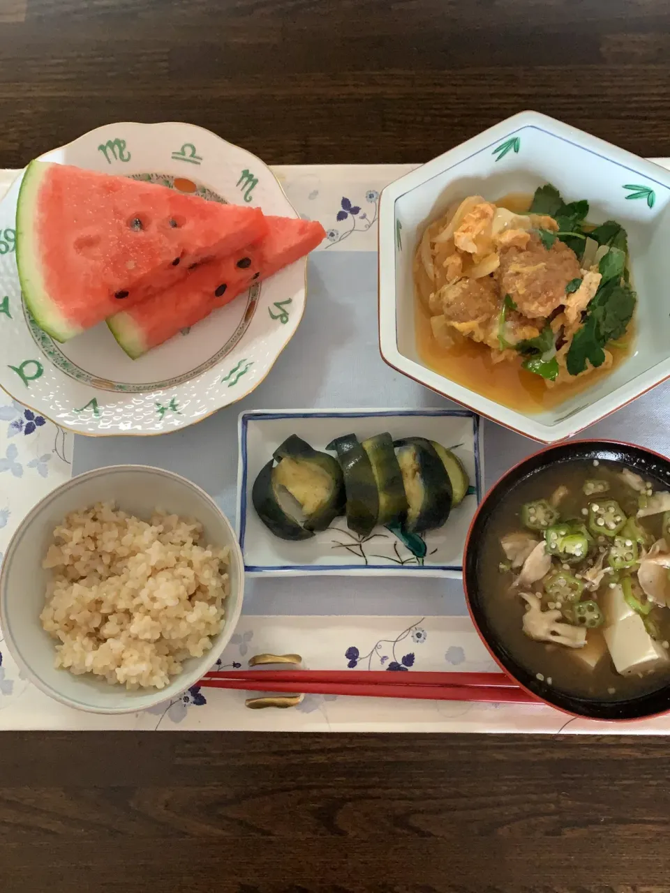 カツの卵とじと水茄子のお漬物と具沢山のお味噌汁✨|tamemitiさん