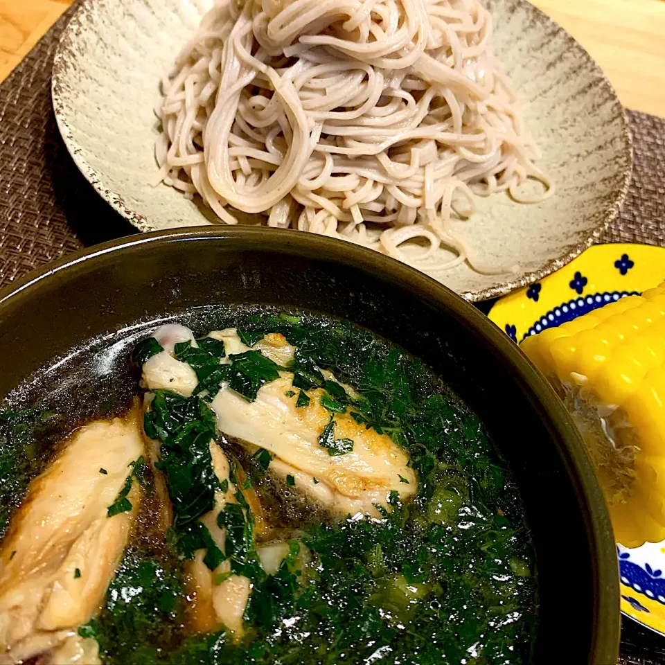 Snapdishの料理写真:モロヘイヤと鶏肉スープをざる蕎麦で🥢|みっこちゃんさん