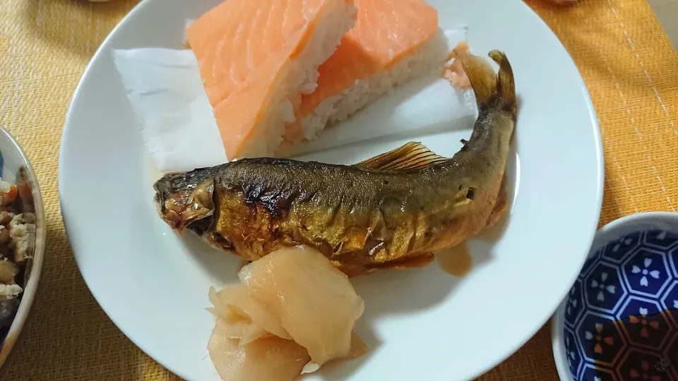 Snapdishの料理写真:鮎の甘露煮
  鱒寿司と合わせて川魚プレート
  生姜ガリは母作|A-YA-YA-YAさん