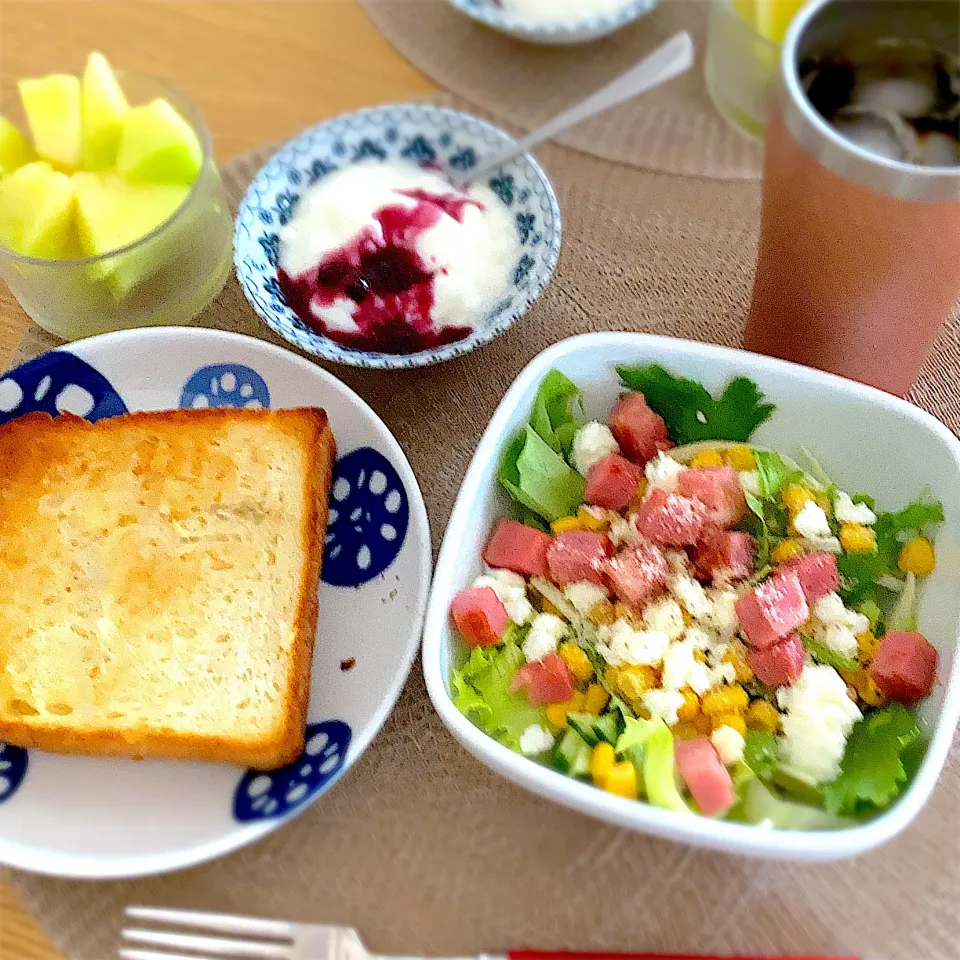 もりもりサラダで朝食|ツインうさぎさん