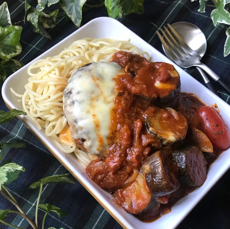 🍝土曜日の大盛りランチは　残り物と冷凍していたチーズインハンバーグのチーズ乗せ&ナス🍆とズッキーニのトマトソースパスタプレート🍝|Hollyさん