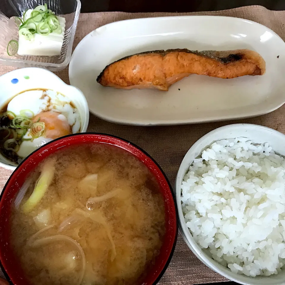 焼鮭、温玉、奴、キャベツと玉ねぎの味噌汁|純さん