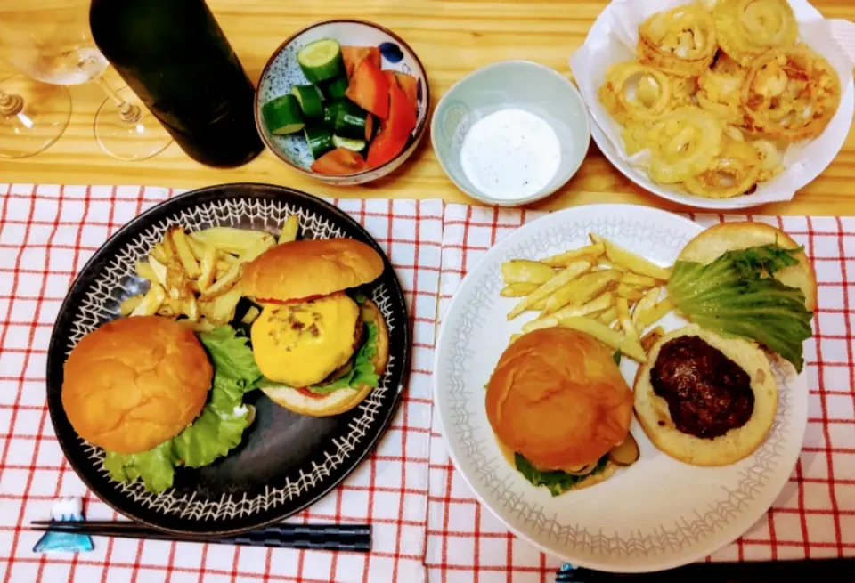 チーズバーガー
照り焼きバーガー
フライドポテト
オニオンリング
トマトときゅうり|ひろゴーヤさん