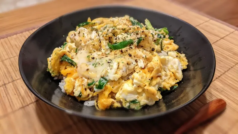 ニラ玉丼〜
の晩ごはん✨|kaz(*･ω･)さん