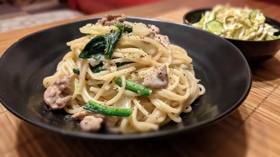 豚肉と小松菜のﾆﾝﾆｸ昆布茶ﾊﾟｽﾀ〜🍝
の晩ごはん✨|kaz(*･ω･)さん