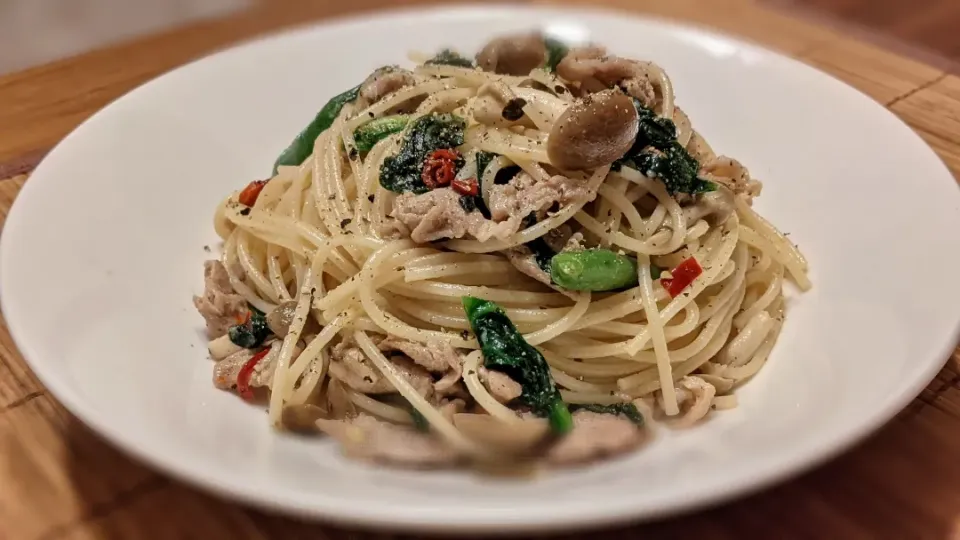 Snapdishの料理写真:豚肉と小松菜としめじのﾍﾟﾍﾟﾛﾝﾁｰﾉ〜🍝
の晩ごはん✨|kaz(*･ω･)さん