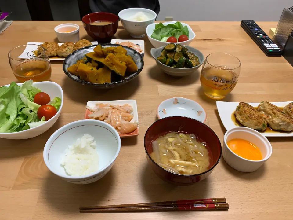 Snapdishの料理写真:かぼちゃの煮物、味噌汁、ピーマンとにんじん入りつくね、サーモンハラス、きゅうりのキューちゃん、サラダ、ご飯|manamaruさん