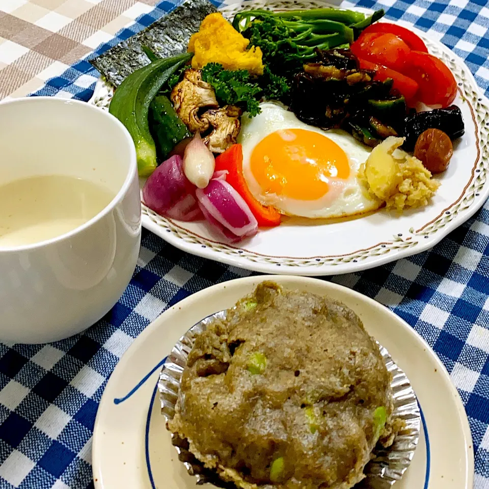 Snapdishの料理写真:今日の朝ごはん★桑茶と枝豆入りライ麦蒸しパン|riko30294さん