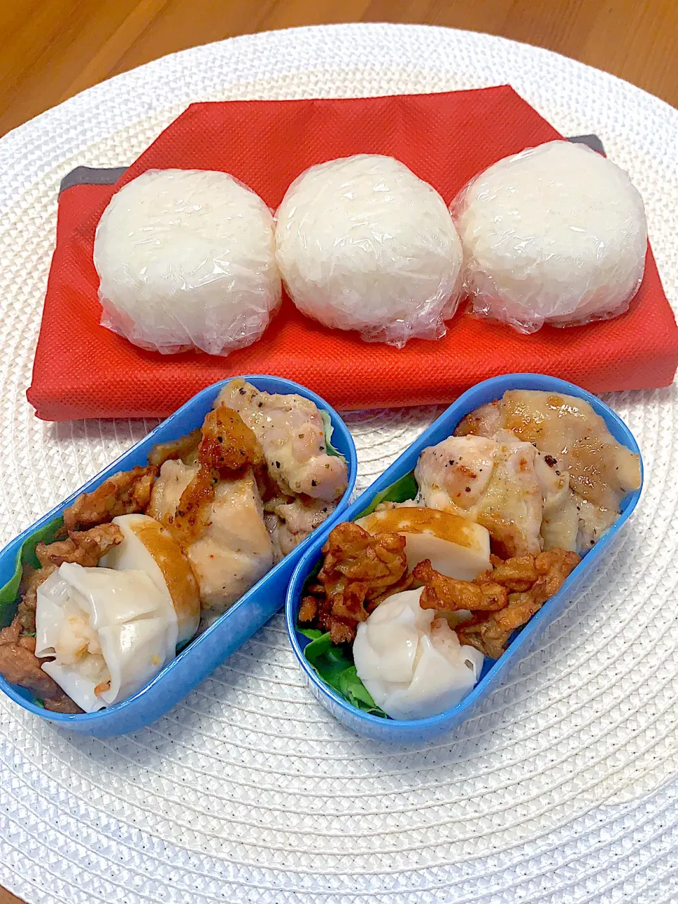 Snapdishの料理写真:おにぎり&鶏ペッパー焼き弁当　父ちゃんが握ると大き過ぎる、と苦情受けました(涙)|Mzkさん