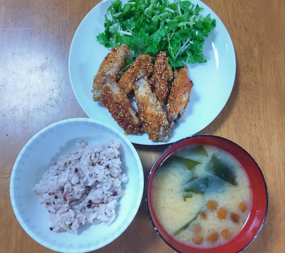 ８月１４日　手羽中のごま衣焼き　水菜のサラダ　なめことわかめのお味噌汁|いもこ。さん