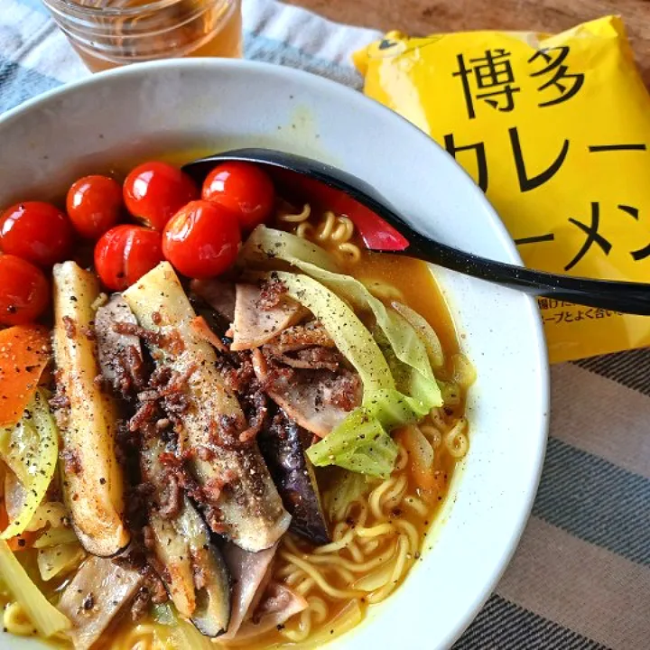 Snapdishの料理写真:時々食べたくなる博多カレーラーメン|ぱいんてーるさん