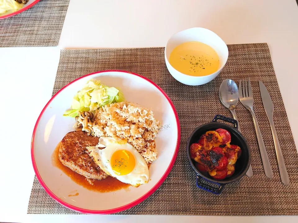 今日の昼食　ハンバーグ丼、ミニトマトのタルタルソース焼き、コーンスープ|pinknari🐰🌈さん