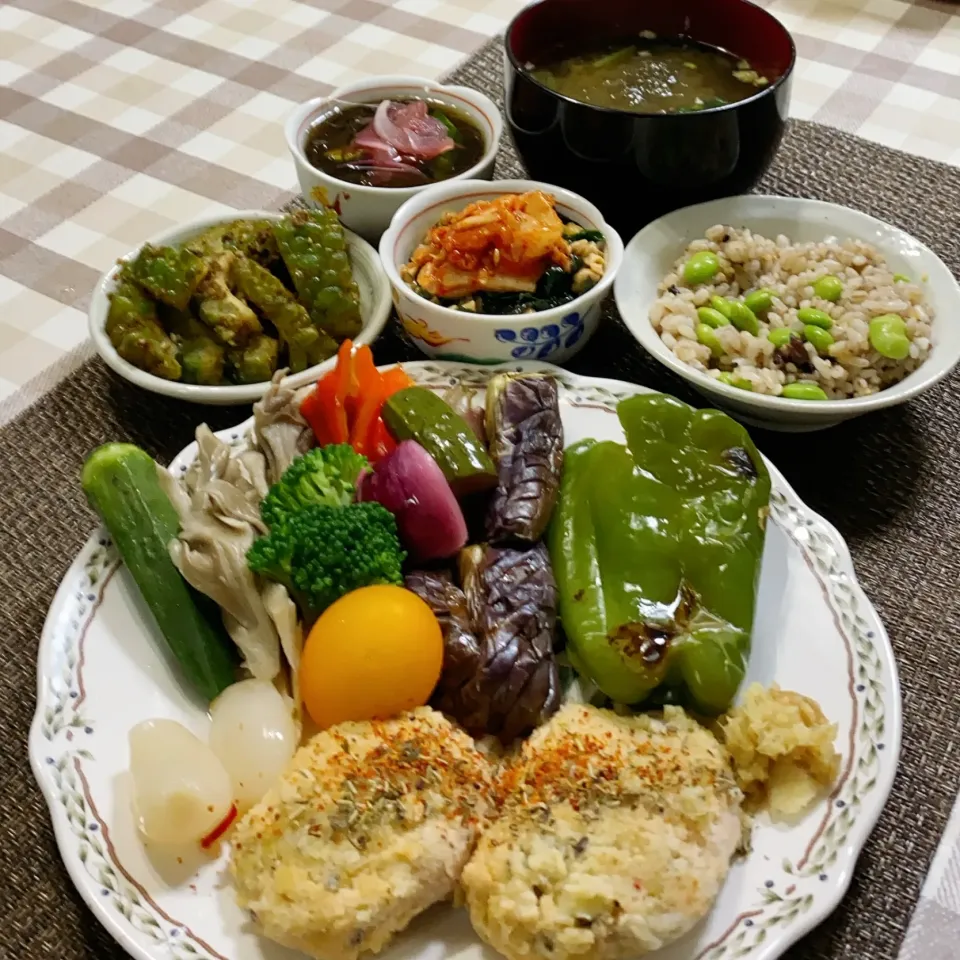 Snapdishの料理写真:今日の夕ごはん★鶏むね肉とおからの酒粕＋レモン酢焼き★夏野菜盛りと枝豆ご飯付き|riko30294さん