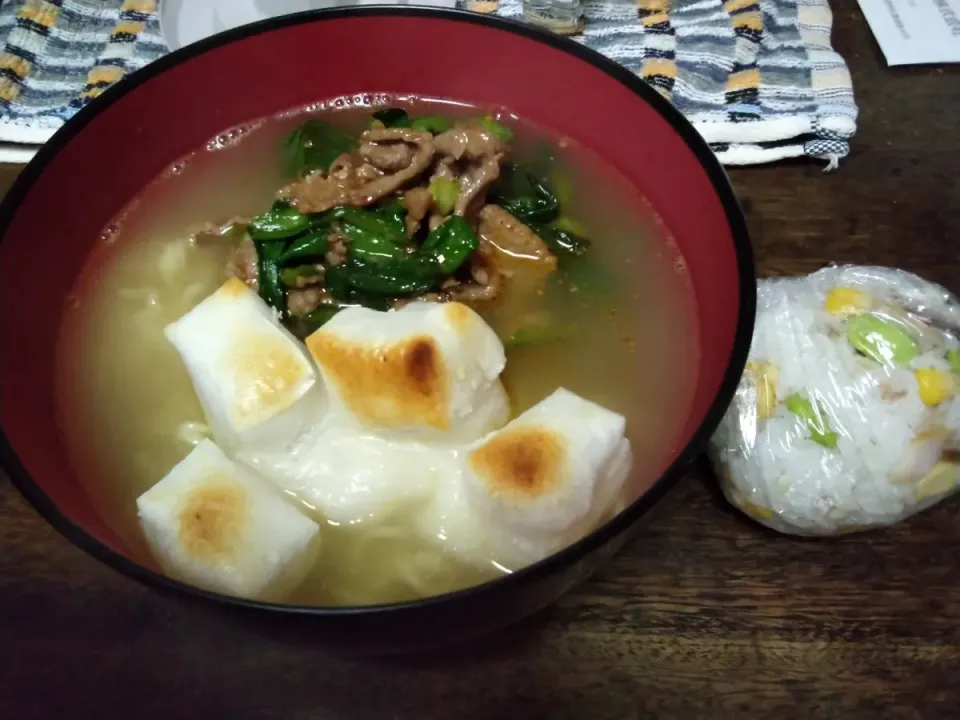 Snapdishの料理写真:牛肉とにら炒めのせ塩ラーメンのお餅添え🍜🍥|にんにくと唐辛子が特に好き❤️(元シャリマー)さん