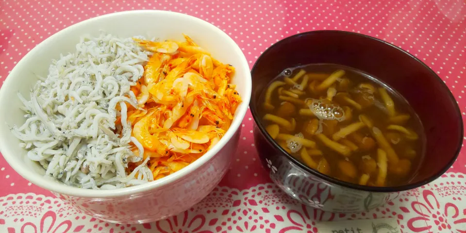 Snapdishの料理写真:しらすと桜えびのニ食丼|kamekameさん