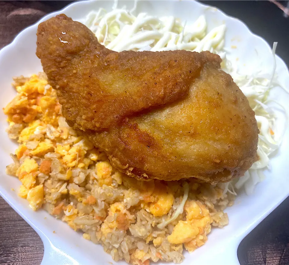 鮭フレークと卵の混ぜご飯（オートミール）フライドチキン乗せ|すくらんぶるえっぐさん