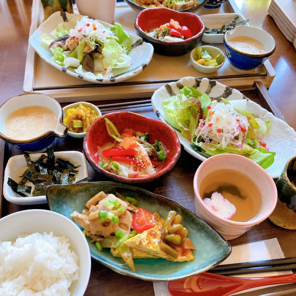 スパニッシュオムレツと蓮根のきんぴら　ツナ・茄子・モロッコ豆のサラダ🍆🥗|ちゃみこさん