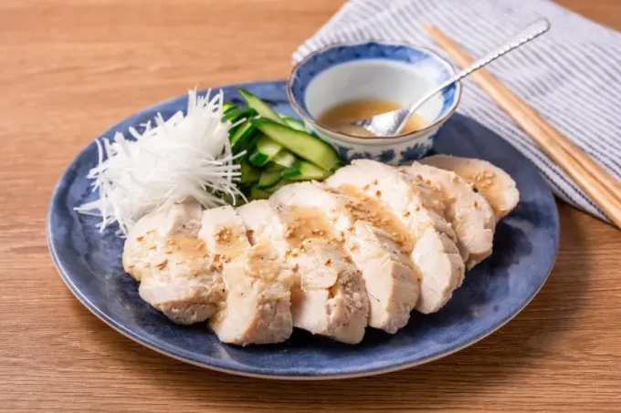 レンジで作るにんにくしょうが生塩糀の蒸し鶏|マルコメ キッチンさん