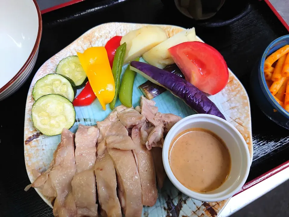 Snapdishの料理写真:夏野菜と蒸し鶏定食|ﾂﾊﾞｻさん