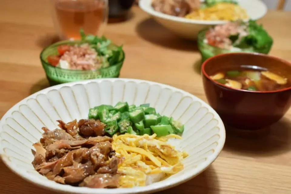 鳥手羽元の三色丼|うにんぱすさん