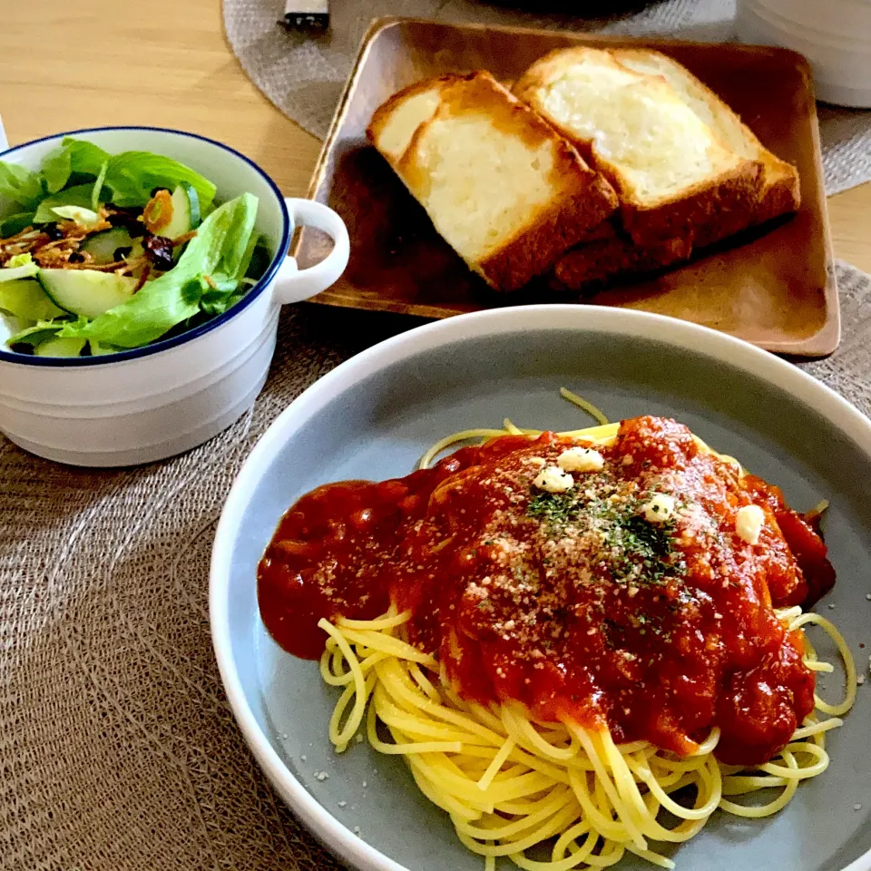 ミートソースパスタでランチ|ツインうさぎさん