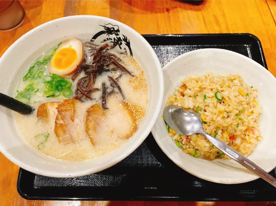 東龍軒ラーメンと半チャーハン|コージ💫さん