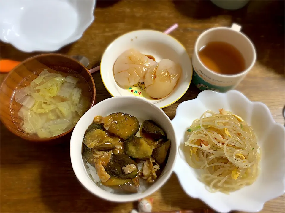 Snapdishの料理写真:麻婆茄子丼・春雨サラダ・中華スープ・ホタテの刺身|ちびろ菌さん