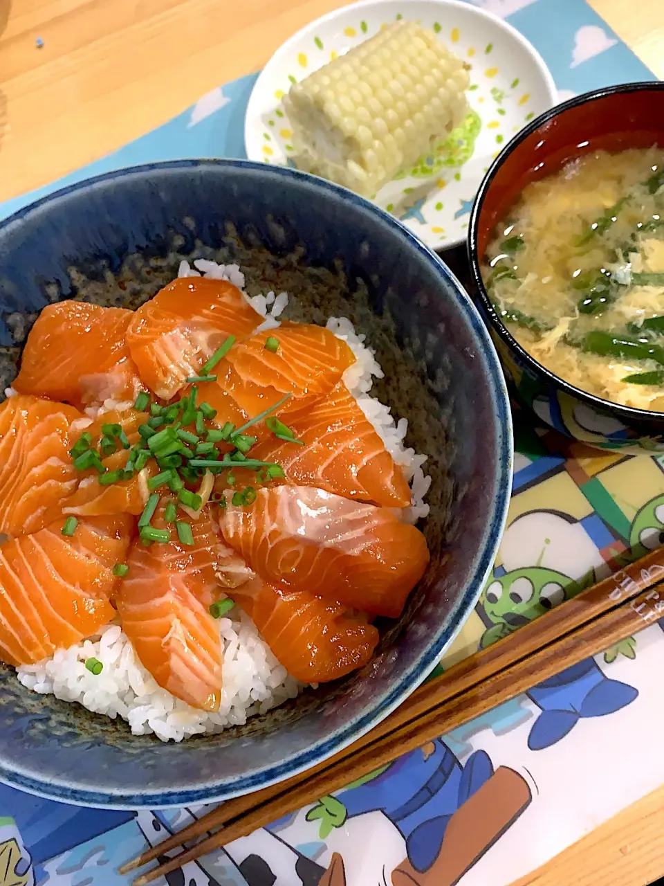 ・サーモンの漬け丼　・ニラ卵味噌汁　・ホワイトコーン|ぺろたんさん