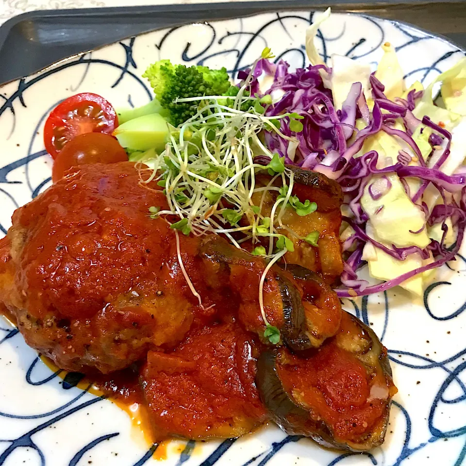 ハンバーグとナスのトマト煮込み～🍅|てるみさん