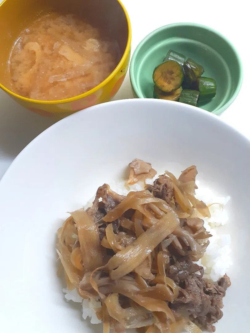 ☆夕飯☆牛丼(牛蒡、玉葱、舞茸入り)、胡瓜、味噌汁|ｼｮｺﾗさん