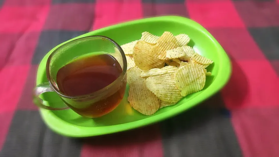 Snapdishの料理写真:Darjeeling tea and chips|Sprihanさん