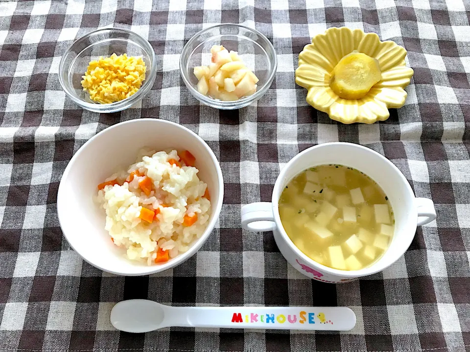 【離乳食】にんじんと鶏だしの炊き込みごはん、豆腐のお味噌汁、さつまいも、錦糸卵、もも|sayaさん