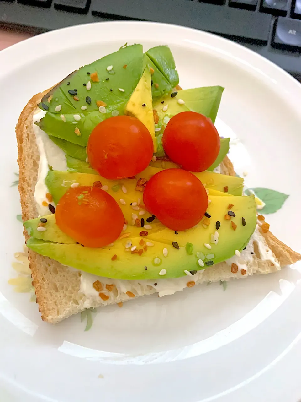 Avocado toast🥑🍅🍞|🌺IAnneさん