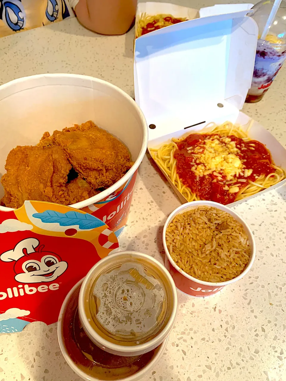 Snapdishの料理写真:Jollibee Chicken joy, sweet spaghetti, adobo rice and gravy😍|🌺IAnneさん