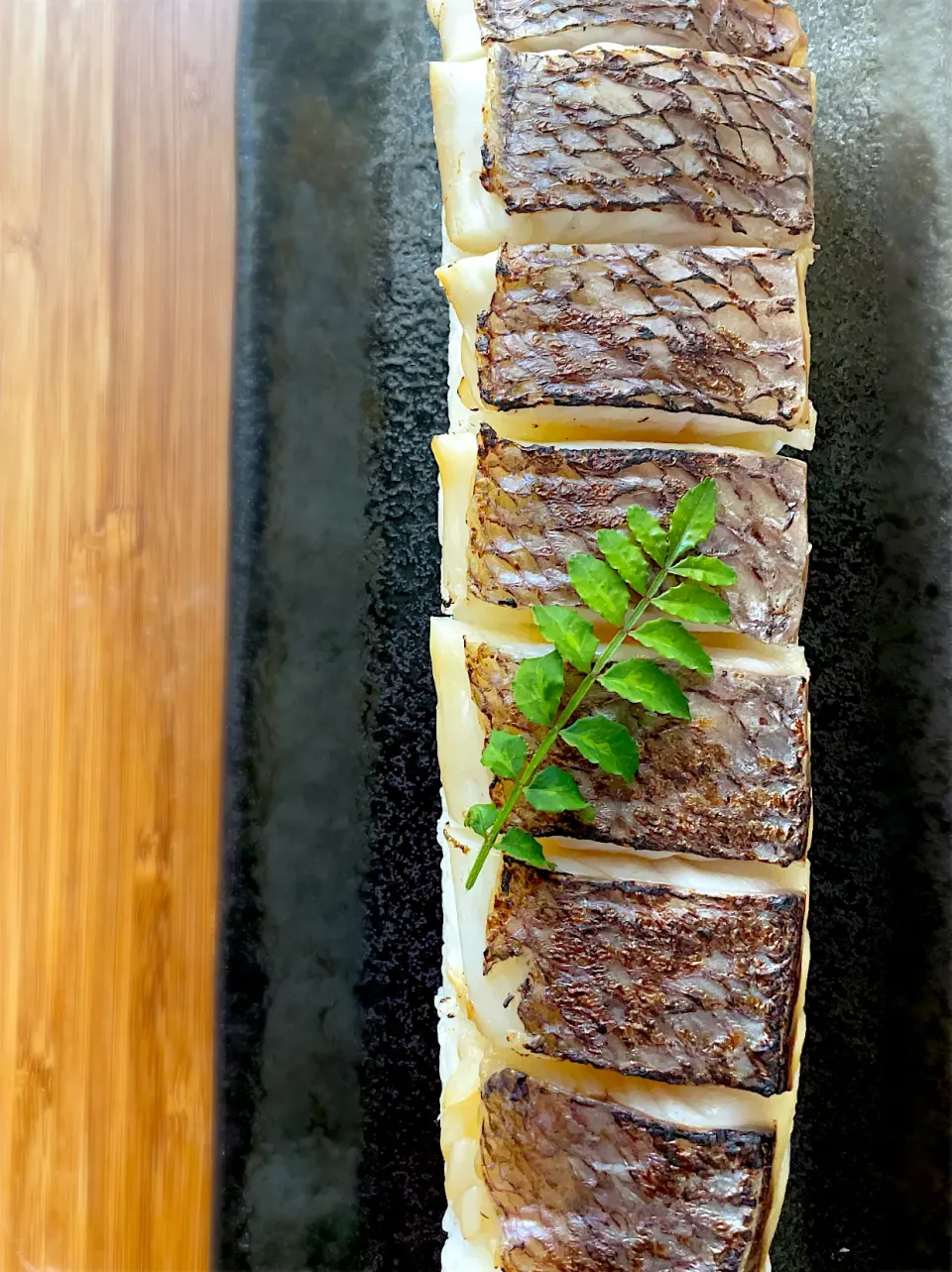 釣り魚🎣しめ鯛の棒寿司✨炙り🔥|9421beruさん