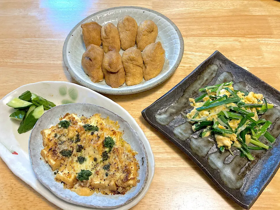 昨日の晩ごはん💖おいなりさん、ニラ玉、厚揚げのチーズ焼き🤤|さくたえさん