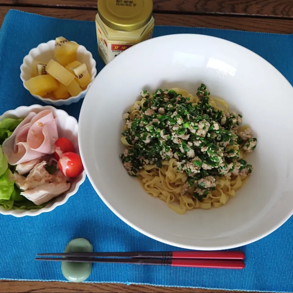 Snapdishの料理写真:挽き肉とニラの絡め麺|monsieurkurataさん