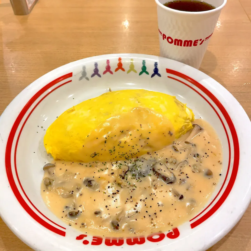 Snapdishの料理写真:あさりときのこのクリームソースオムライス w/ ホットウーロン茶|T. Wonderさん