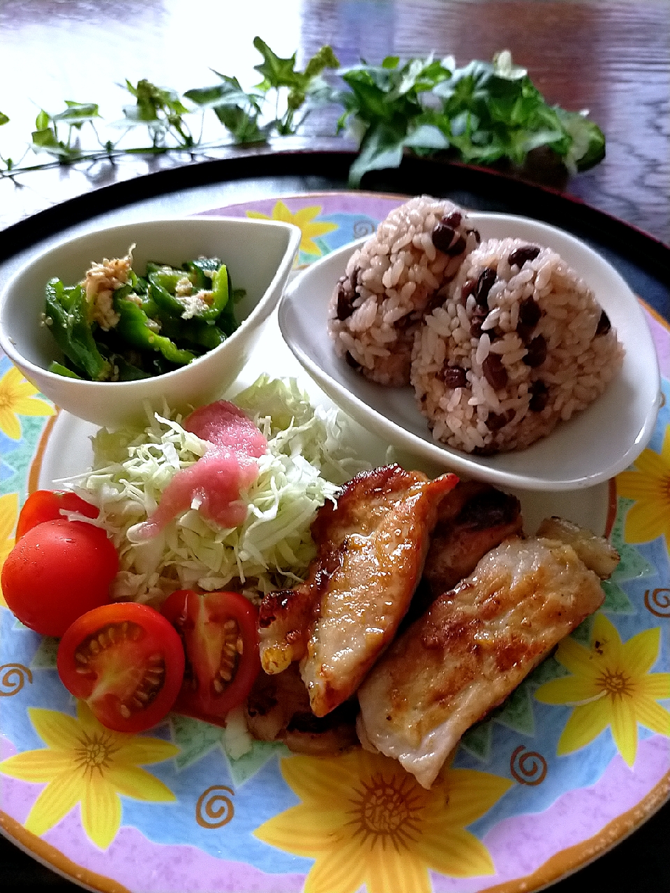 🌈今日のランチ
小豆ご飯＋無限ピーマン＋塩麹豚肉の網焼き