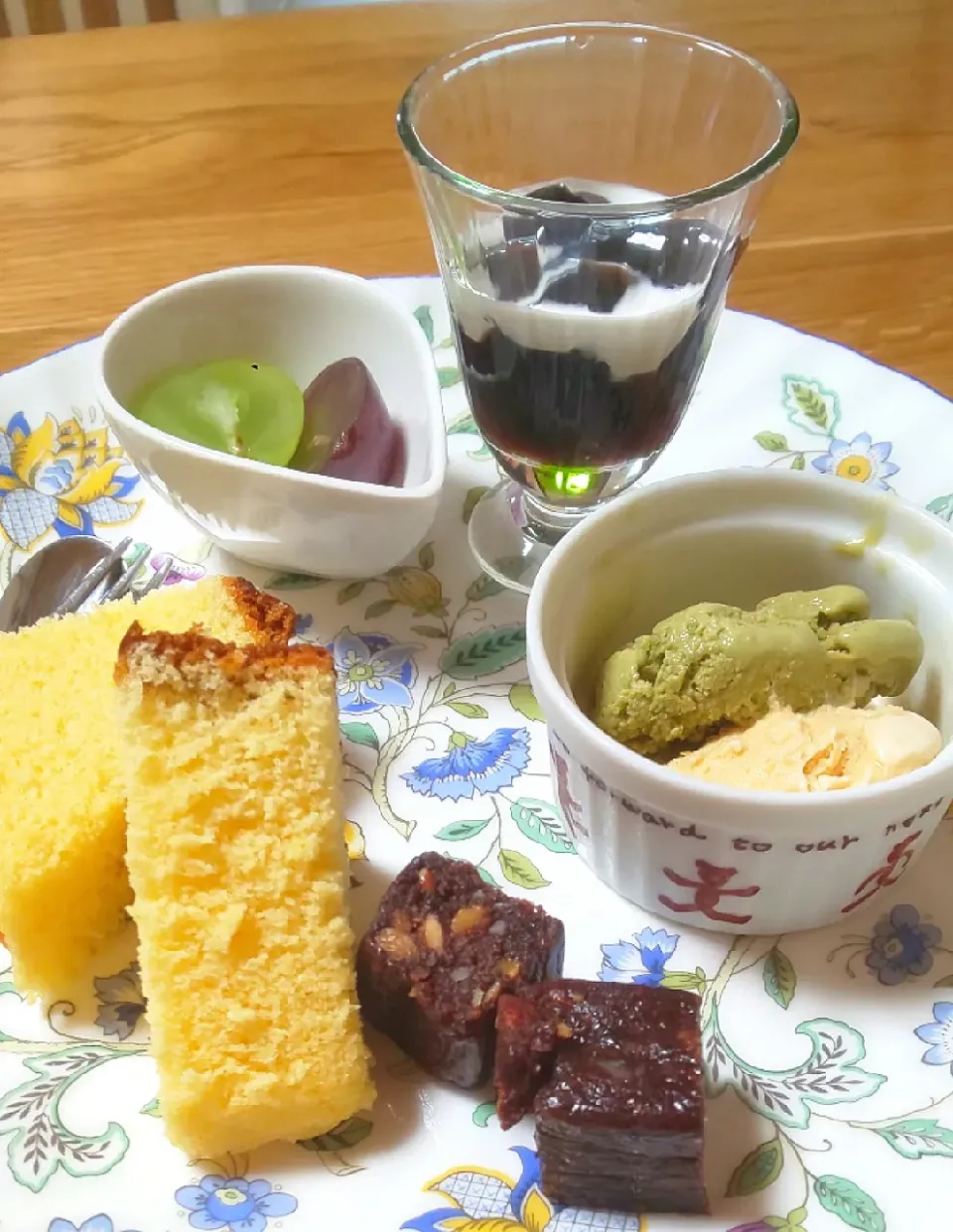 おうちカフェ
スイーツ🍰🍩🍮✨

手作り抹茶アイスとバニラアイスクリーム🍨
濃厚で美味しい✨

焼かないブラウニーはお肌やからだにとてもいいよ👌
AGEs抑えてくれる。

ナッツ類・蒸し大豆・デーツ・メイプルシロップ・純ココアパウダーで
からだに優しい一口スイーツ|美腸マイスターtomiさん