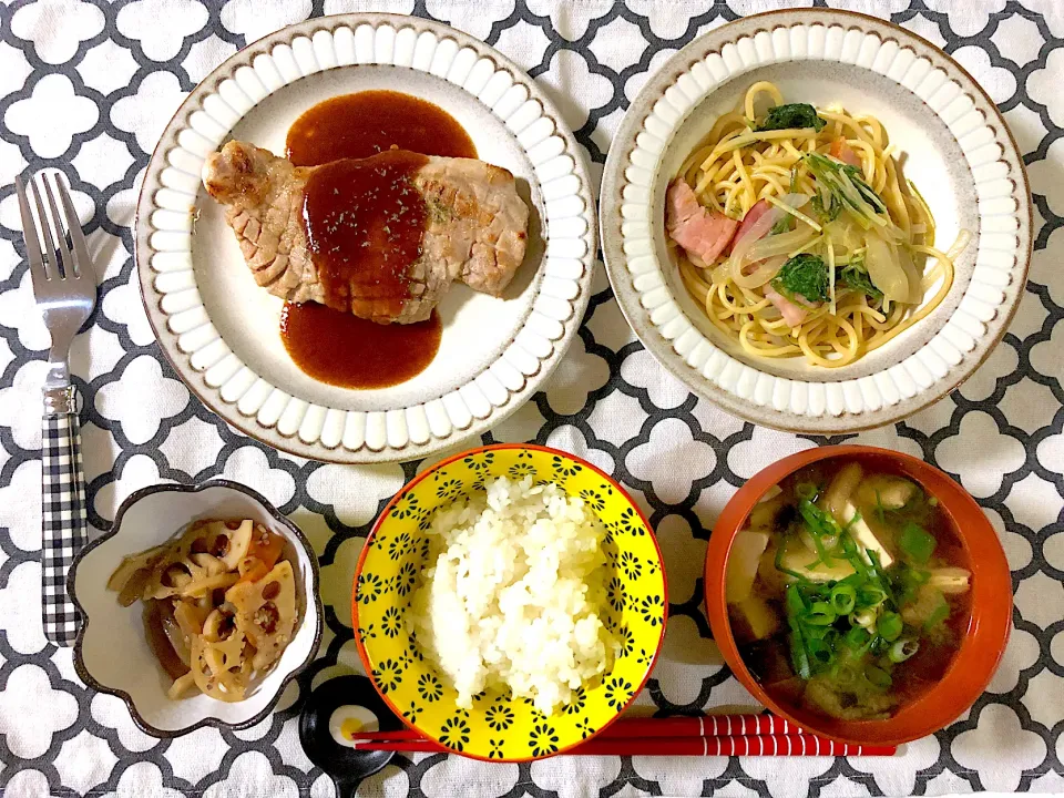 ✳︎ポークステーキ✳︎水菜とベーコンのパスタ✳︎豆腐とわかめの味噌汁✳︎きんぴられんこん|syamさん