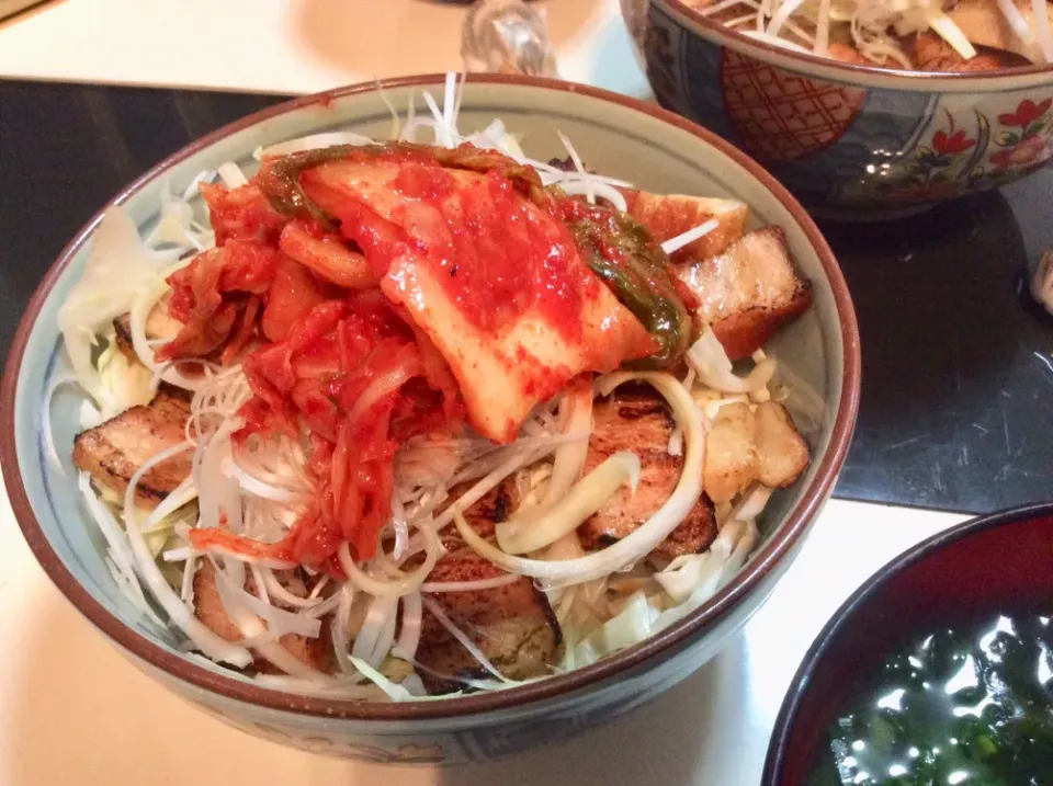 チャーシュー丼
手作りチャーシューを炙って、キャベツと白髪ねぎとキムチをトッピング|Takeshi  Nagakiさん