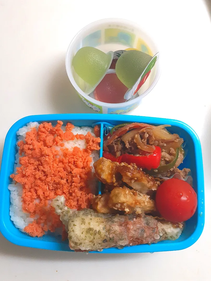 Snapdishの料理写真:☆小１弁当☆鮭ごはん、竹輪磯揚げ、牛蒡甘辛、焼肉、ミニトマト、ミニゼリー|ｼｮｺﾗさん