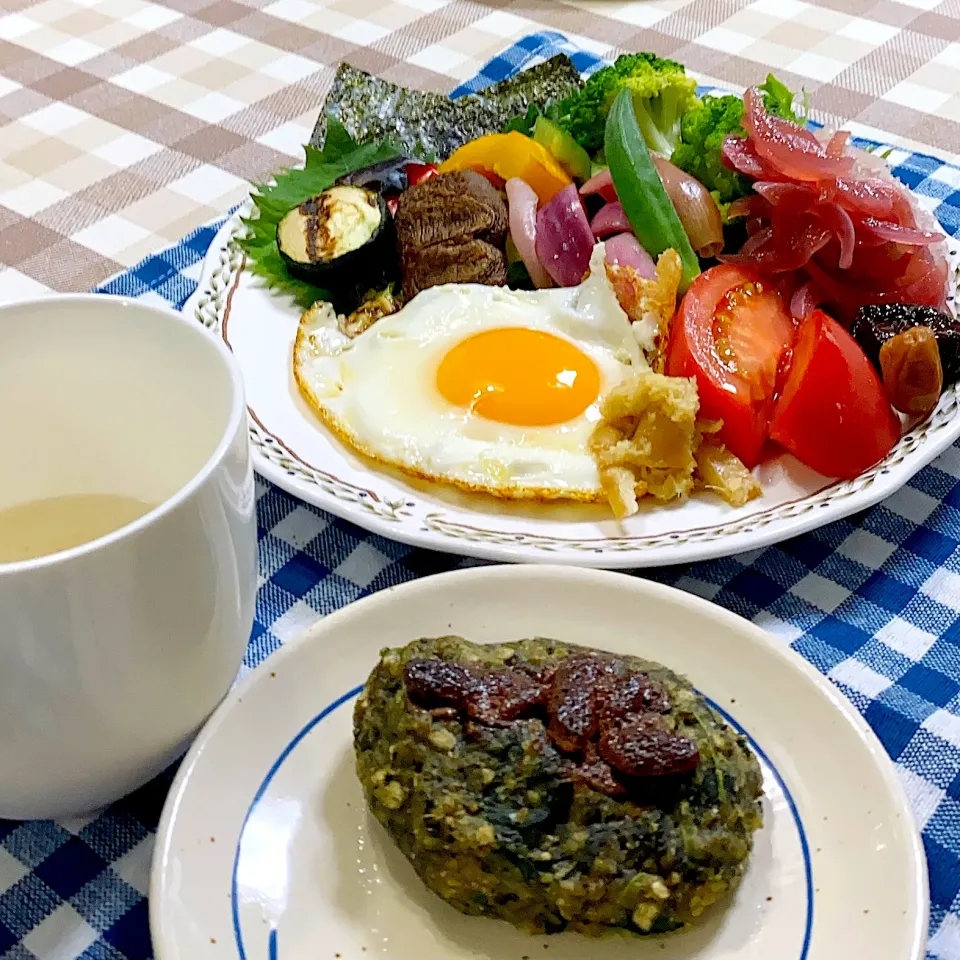 今日の朝ごはん★ほうれん草とオートミール入りライ麦蒸しパン★柿チョコをのせて焼いてみました|riko30294さん