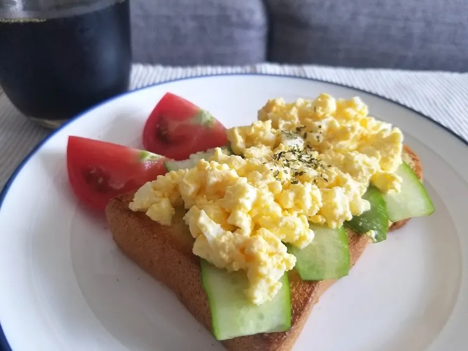 Snapdishの料理写真:朝ごぱん　庭で採れた野菜🍅🥒|しあるさん