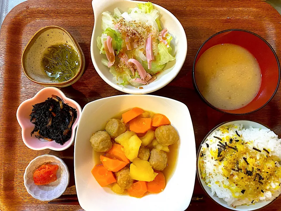 こどもの好物❤️鶏団子肉じゃが🥕|かおちゃんさん