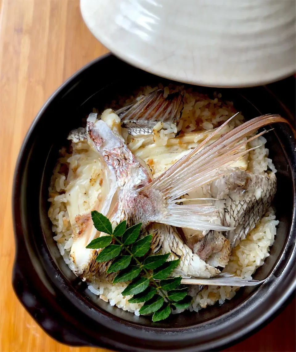 釣り魚🎣鯛のアラで炊き込みご飯inしょうゆ糀|9421beruさん