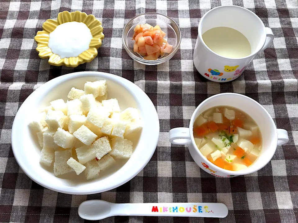 【離乳食】お豆腐のチキンスープ、食パン、もも、ヨーグルト、ミルク|sayaさん