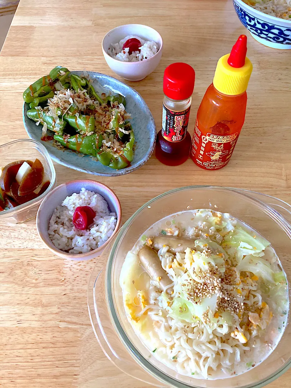 年１くらいで食べたくなるうまかっちゃん😋焼きピーマンはシラチャーと四川辣油かけて。自家製梅干しとミニご飯、粕漬け。|さくたえさん